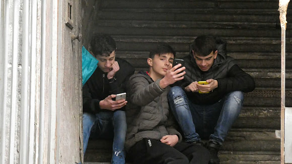 Teenagers in their phones, Napoli
